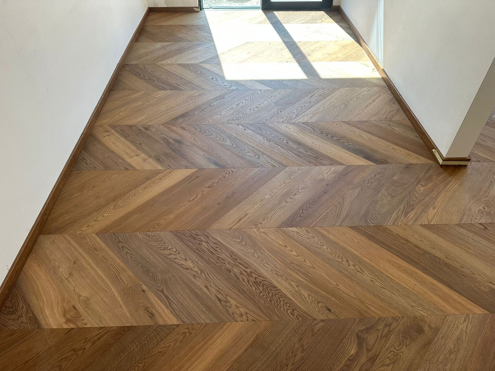Lakirani chevron parket
