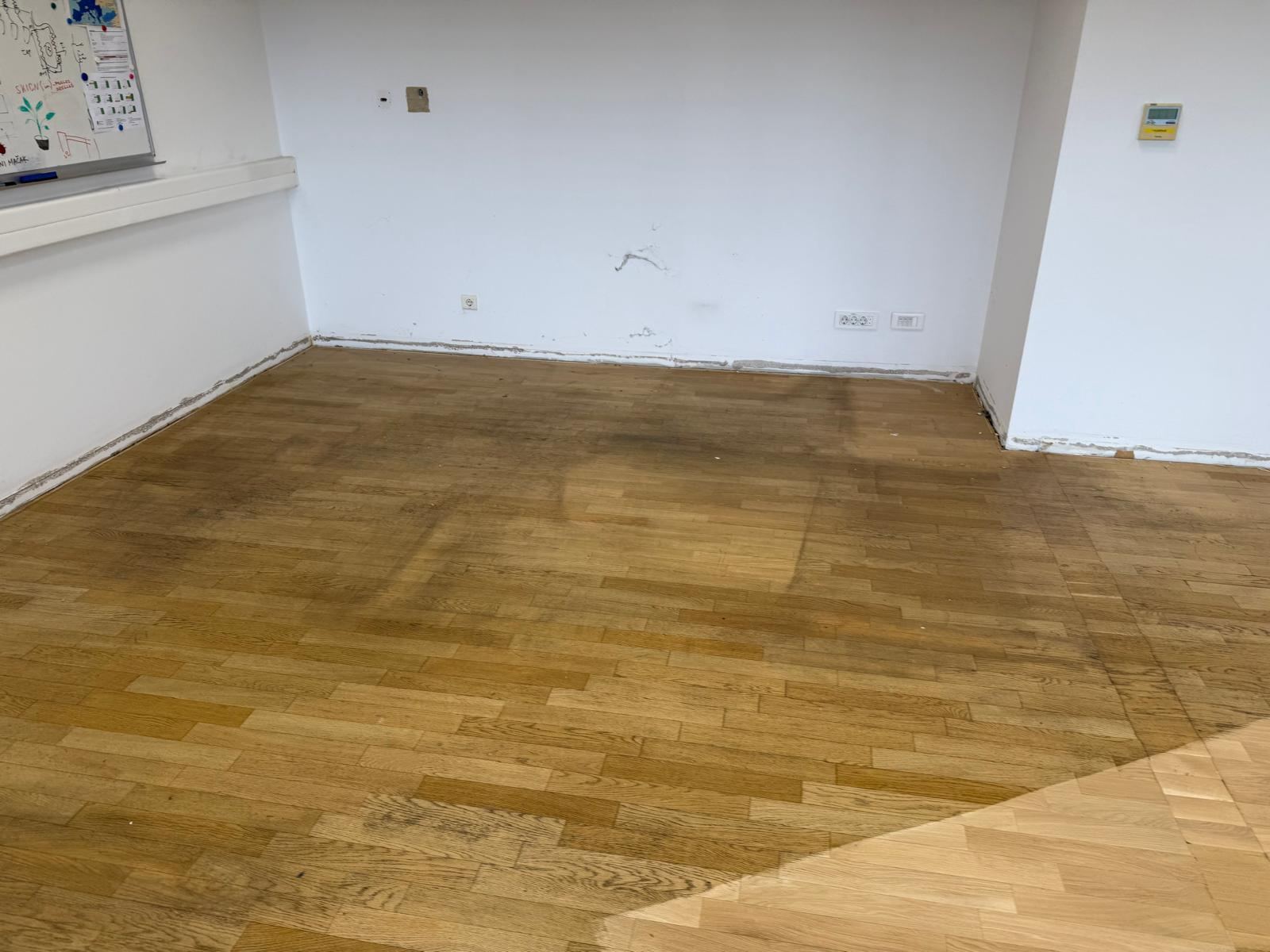 Oštećeni parket prije sanacije